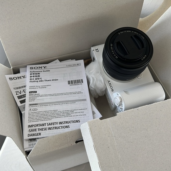 Sony ZV-E1 Mirrorless Camera with 28-60mm Lens - white - Picture 6 of 10